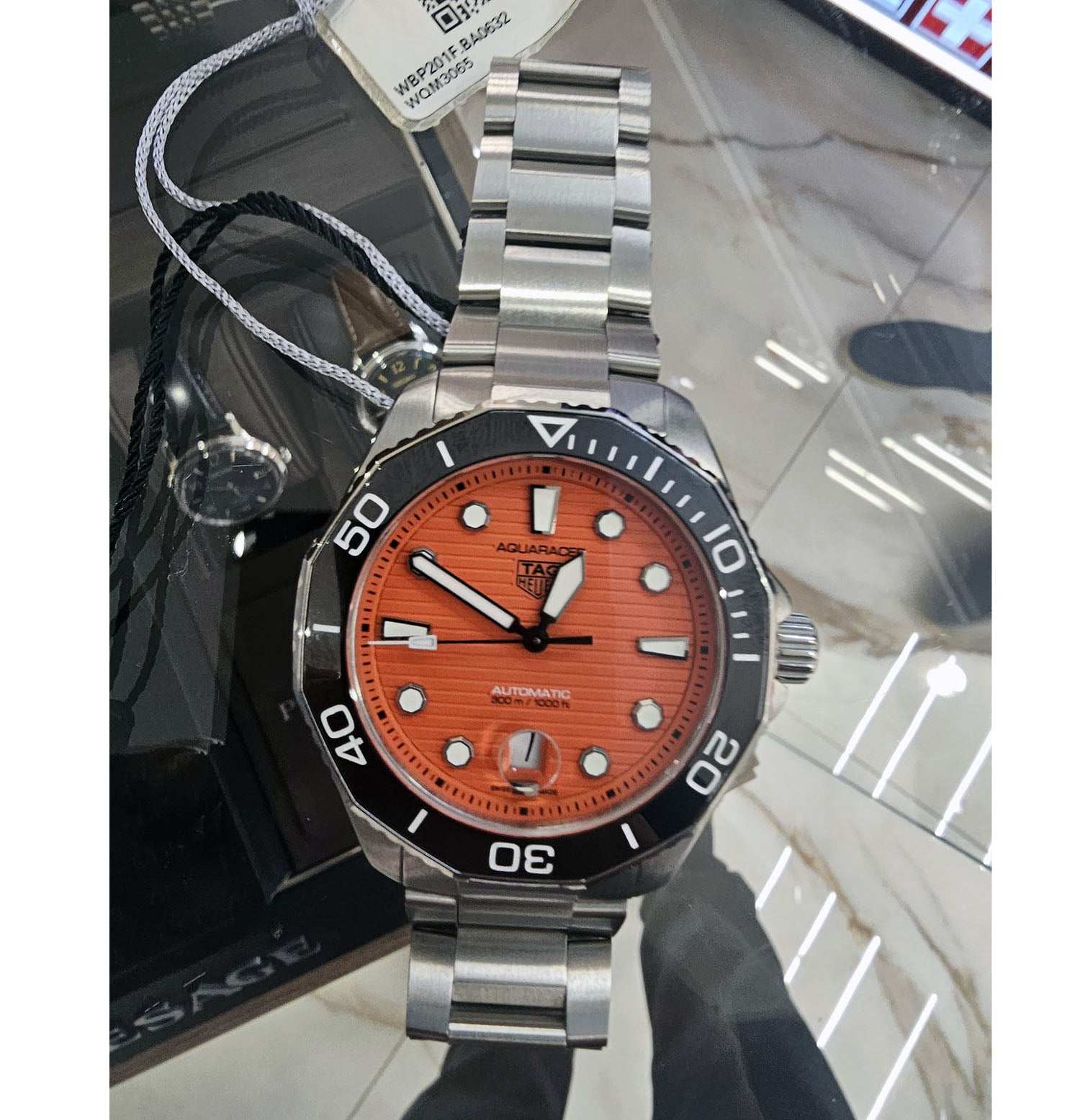 TAG Heuer Aquaracer Professional 300 Orange Diver 43 mm Ref. WBP201F.BA0632 - ON5833