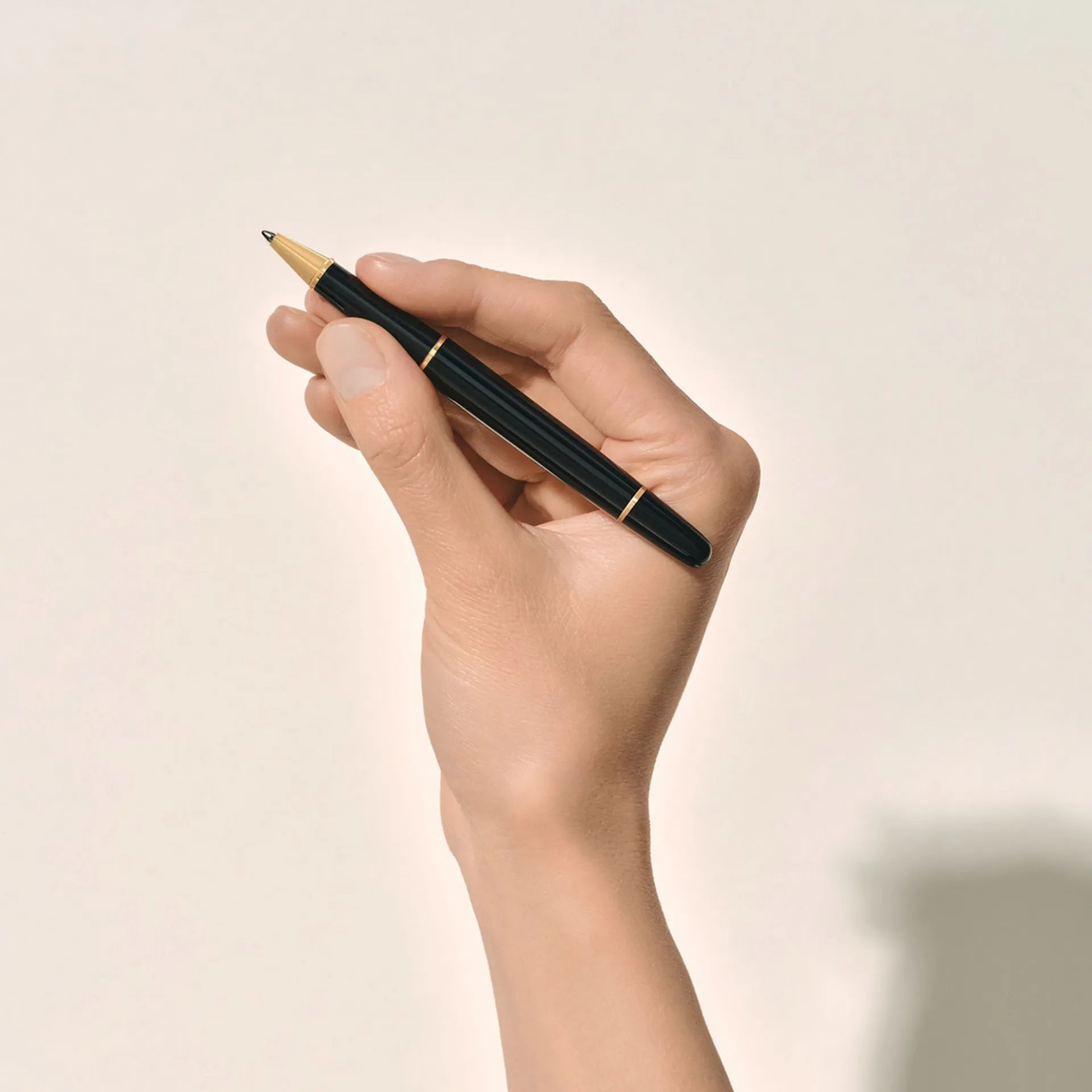 Montblanc Meisterstück 132457 Penna Roller Classique in Resina Nera con Finiture Oro