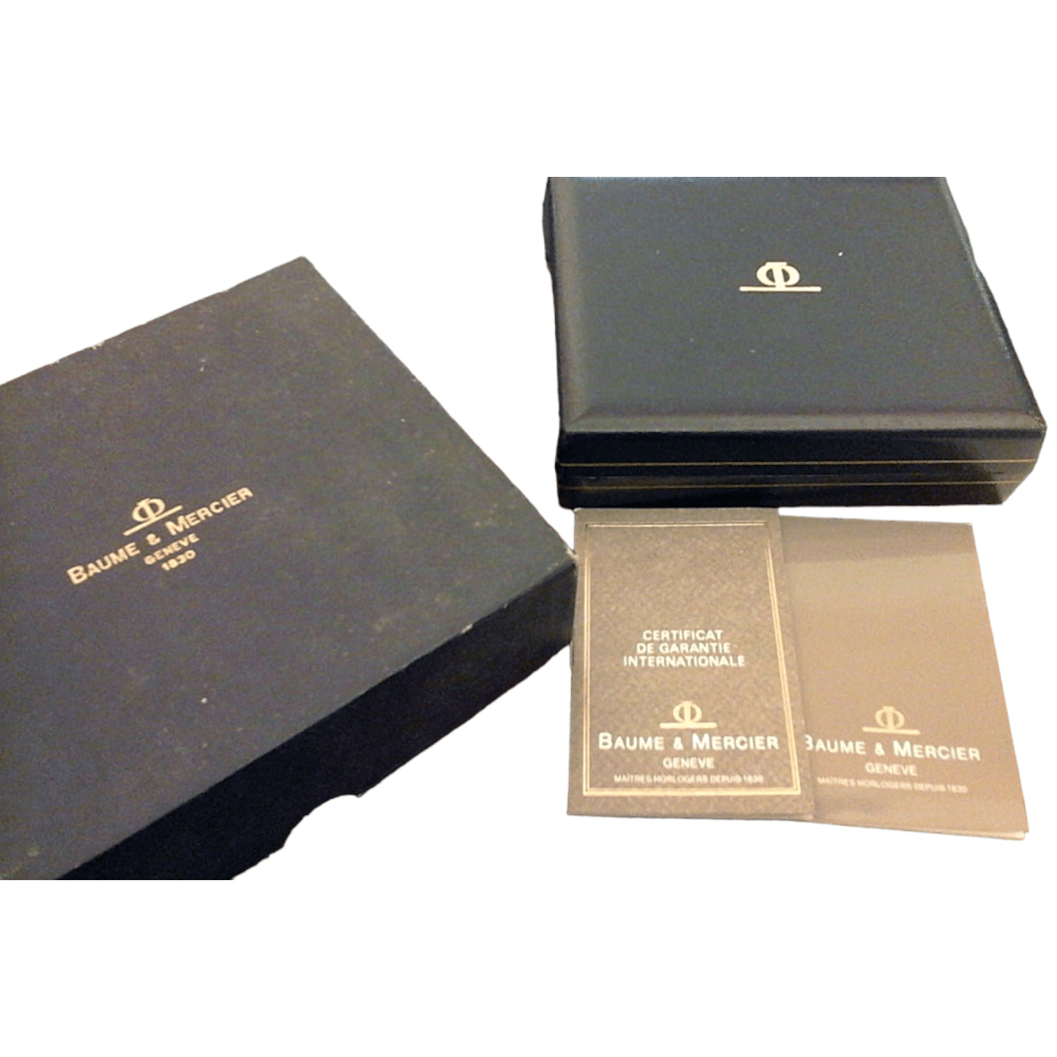 ID: ON3595MARCA: Baume & MercierREFERENZA: MOA0151620001MODELLO: Calendario GENERE: UnisexMOVIMENTO: QuarzoCASSA: Oro giallo CRISTALLO: ZaffiroDIAMETRO: 30 mmRES