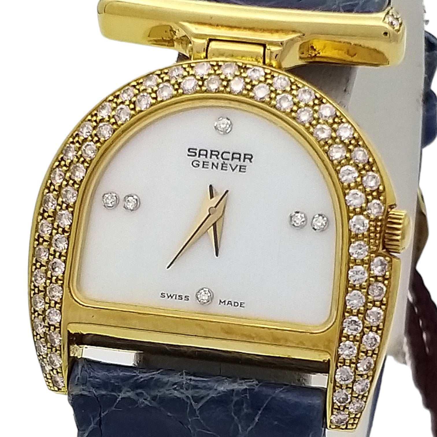 ID: ON862MARCA: SarcarREFERENZA: Q52256 17MODELLO: Genéve DiamondsGENERE: DonnaMOVIMENTO: QuarzoCASSA: Oro giallo 18 ktVETRO: ZaffiroDIMENSIONI: 26 mmBRACCIALE: Pell